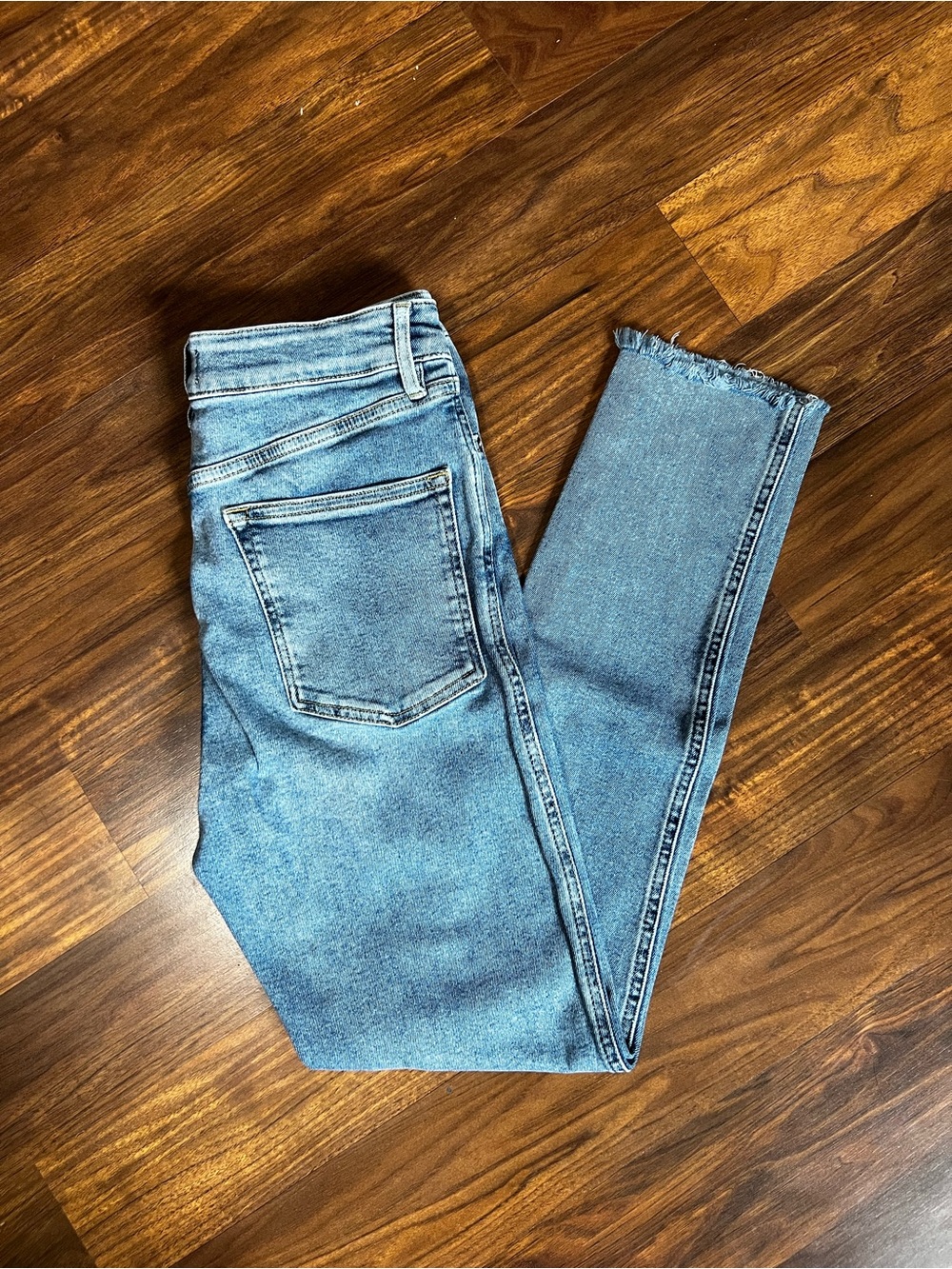 Light Wash Women’s Jeans with Frayed Hem
